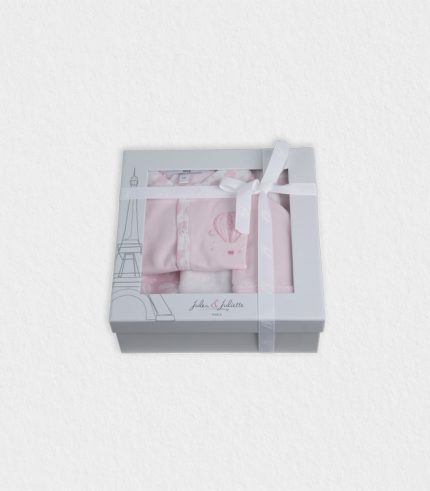 Newborn baby set with organic cotton essentials for the first 24 hours.