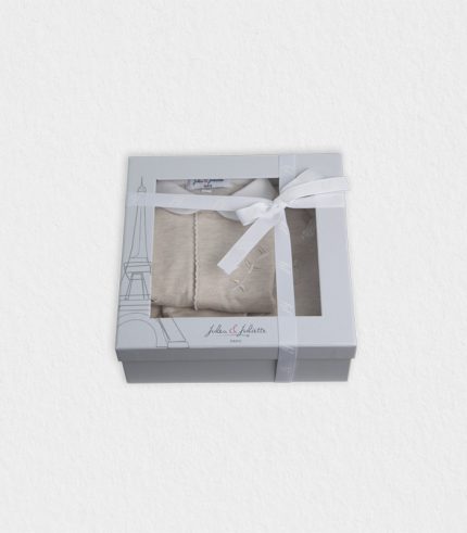 Newborn set featuring a soft baby cap and essential hospital outfit.