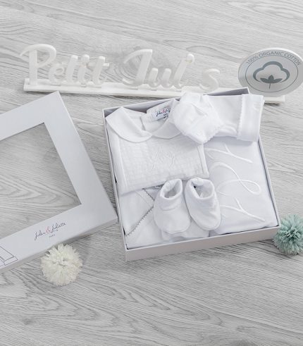 Newborn set for boys with organic cotton essentials for the first 24 hours.